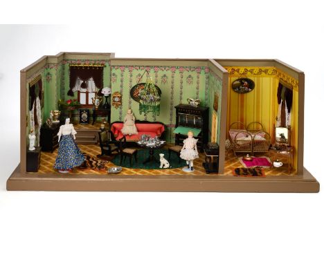 Große Puppenstube mit Erker und schöner Ausstattung.             Holz, außen grau-braun gestrichen, innen nachtapeziert, vers