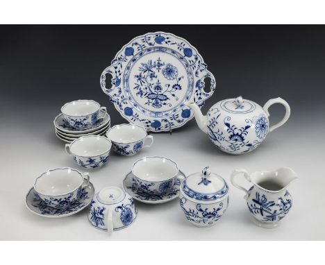 16 Teile eines Zwiebelmuster-Teeservice. Meissen. Schwertermarke, 2. H. 20. Jh., 1 und 2 Schleifstriche.             Untergla