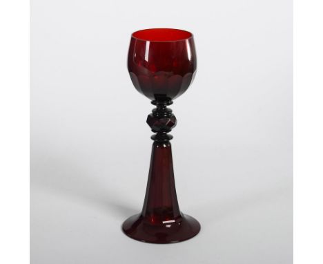Wissmann-Römer. Köln-Ehrenfeld. Ungemarkt, 1888.Goldrubinglas. H 20 cm. Bauchige, am Ansatz facettierte Kuppa, wabenfacettier