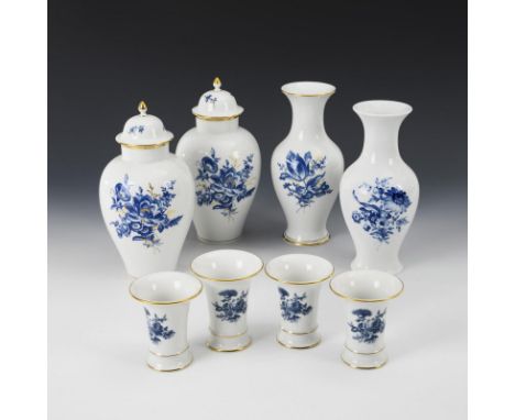 4+2+2 Vasen mit Blaudekor. Meissen. Schwertermarke, 2. H. 20. Jh., 1. Wahl.             Überwiegend unterglasurblaues Aquatin