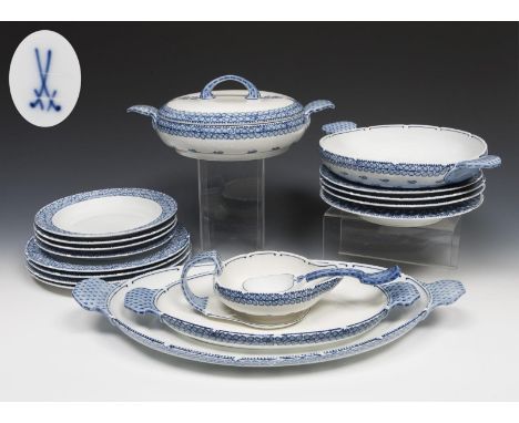 Jugendstil-Speiseservice. Meissen. 1904-1923. Modell von.                     RIEMERSCHMID,             Richard    Breite: 31