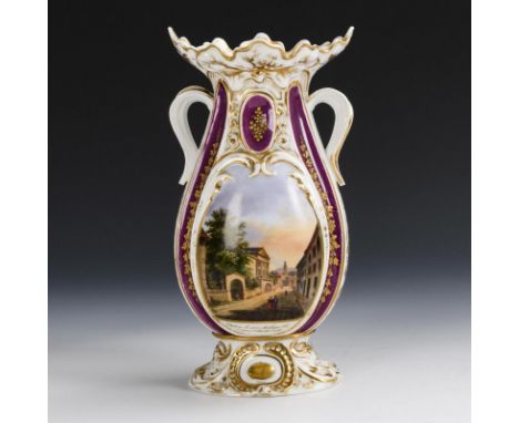 Ansichtenvase Baden-Baden. Ungemarkt, um 1850.Polychrom bemalt, goldstaffiert. H 27,5 cm. Birnvase mit zwei kleinen Henkeln, 