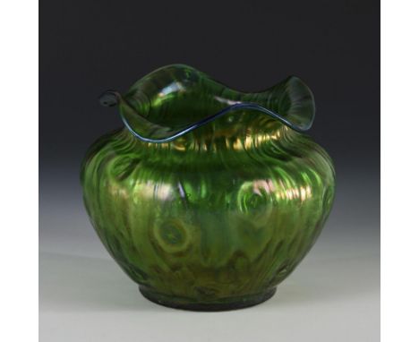 Jugendstil-Vase "Rusticana". Lötz. Johann Loetz Witwe, Klostermühle, 1899.             Grünes, in knorriger Struktur optisch 