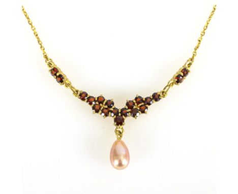 Granatcollier mit Zuchtperle.             Gelbgold 333 gestempelt. Länge: 43 cm. 4,2 g.             Collier mit Besatz aus Gr