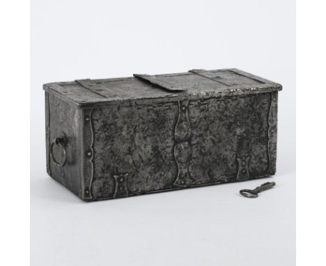 Kleine Kriegskasse. 17./18. Jh.             Eisen. 18 x 39 x 19 cm. 5,9 kg.             Quaderförmige Eisenschatulle mit bewe
