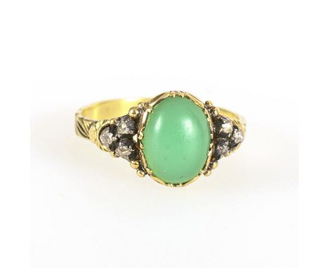 Ring mit grünem Mittelstein und kleinen Altschliff-Diamanten.             Gelbgold 585 gestempelt. Ringgröße 53,5. 2,8 g.    