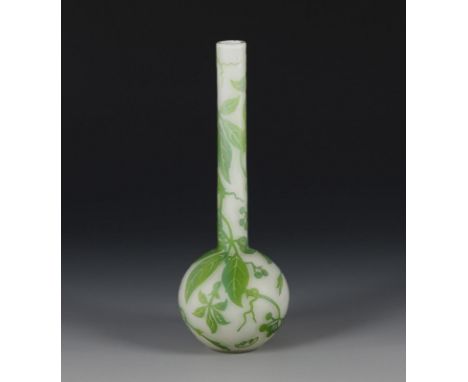 Jugendstil-Vase mit Floraldekor. Beckmann & Weis. Cameosignatur, um 1918/20.             Farbloses Glas mit opalweißem Innenf