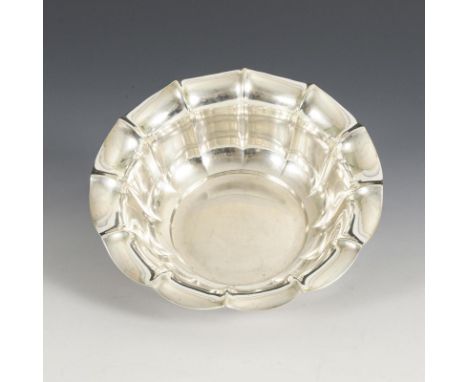 Runde Silberschale. Gebrüder Deyhle, Schwäbisch Gmünd. Halbmond/Krone/830 S/Firmenzeichen gepunzt. Um 1920/30.             H 