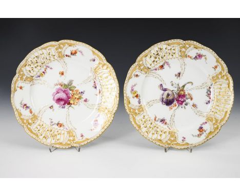 2 Teller mit Blumenmalerei. KPM Berlin. Zeptermarke, roter Reichmarke und Eisernes Kreuz, 1914-1918.             Polychrom be