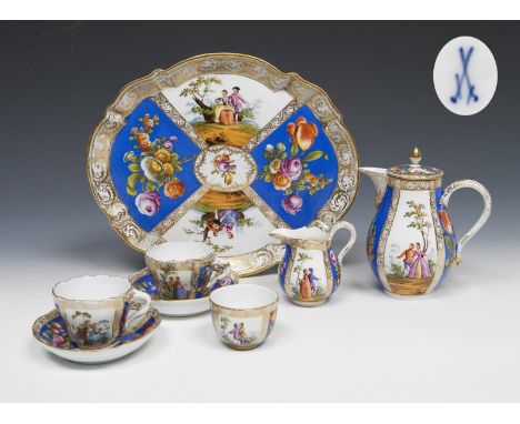 Mokka-Tête-á-tête. Meissen. 1880-1923.             Breite: 27 cm, ø 10,5 cm, Höhe: 4-14 cm.             8 Teile: Tablett, Mok