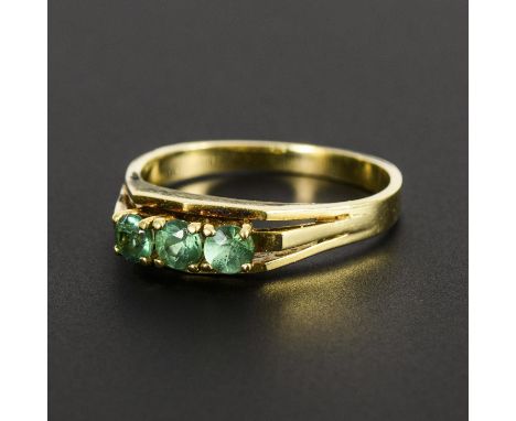 Trilogie-Ring mit Peridots.             Gelbgold 585 gestempelt. Ringgröße 56. 3,8 g.             3 chatongefasste Peridots a