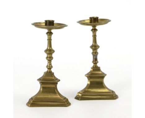 Paar Kerzenleuchter.             Bronze. H 22 cm.             Pendants Bronzeleuchter mit profiliertem Dreieckfuß und schlank