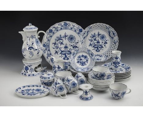 Zwiebelmuster-Kaffeeservice. Meissen. Schwertermarke, 2. H. 20. Jh., 1. Wahl.             Unterglasurblaue Malerei. 10,1 kg. 