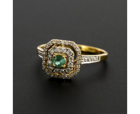Gelbgoldring mit Diamanten und grünem Stein.             Gelb- und Weißgold 750 gestempelt. Ringgröße 59. 4,9 g.             