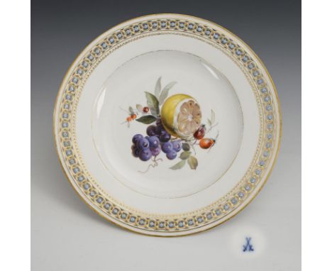 Dessertteller mit Fruchtmalerei. Meissen. Knaufschwerter, ab 1850-1924, 1. Wahl.             Polychrom bemalt, goldstaffiert.