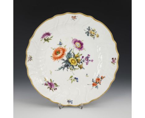 Barocker Gemüseteller mit Blumenmalerei. Meissen. Schwertermarke mit Punkt, 1763-1774.             Polychrom bemalt, goldstaf