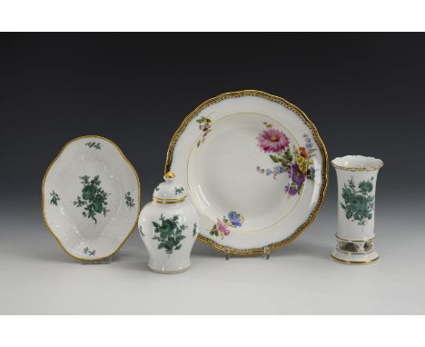 4 Porzellane mit Blumenmalerei . Meissen. Knaufschwerter, ab 1850-1924 und Schwertermarke, 2. H. 20. Jh., 1. Wahl, 1x 4 Schle