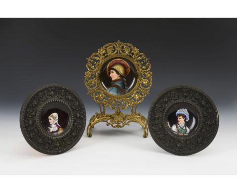 3 Historismus-Teller mit Metallrahmen.             Ø der Teller 2x 8,5 cm und 1x 12 cm.             Alle mit historisierenden