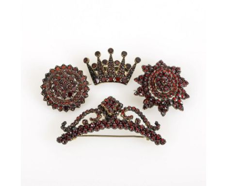Konvolut Granatbroschen aus dem 19. Jahrhundert.             Böhmische Granate in Tombak. Von 3,2 x 3,2 cm bis 6,8 x 2,9 cm. 