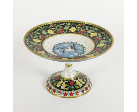 Cloisonné-Aufsatz mit Kranich. China.             H 16,5 cm, Ø 26 cm.             Farbkräftige Gestaltung mit Kranich im weiß