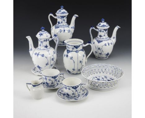 11 Porzellane "Musselmalet". Royal Copenhagen. Wellenmarke und Stempelmarke, 20. Jh.             Gebrochen gerippte Wandung m
