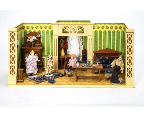 Jugendstil-Puppensalon mit Erker.  Holz, außen cremefarben gestrichen, innen grün tapeziert. 26 x 56 x 36 cm. Ca. 2,5 kg. 1-R