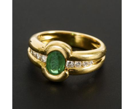 Breiter Ring mit Smaragd und Brillanten.             Gelbgold 833 geprüft. Ringgröße 54. 8,5 g.             Ein großer Smarag
