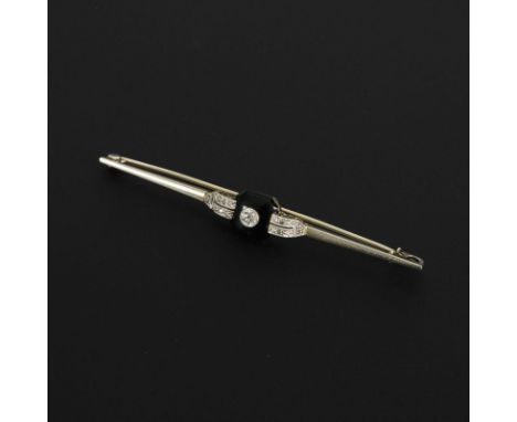 Art déco Stabbrosche.             Weißgold 18 k gestempelt. L 6 cm. 3,4 g.             Zargengefasster Altschliffbrillant auf