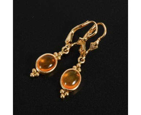 Ohrhängerpaar mit Feueropal.             Gelbgold 585 gestempelt. Länge: 2 cm. 2,9 g.             Elegantes Ohrhängerpaar mit
