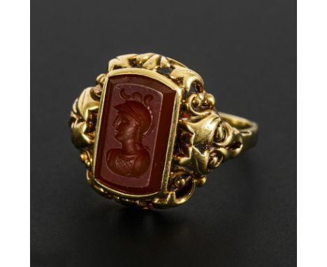 Ring mit Karneolgemme.             Gelbgold 585 gestempelt. Ringgröße 57. 3,9 g.             Ring mit Karneolgemme, einen ant
