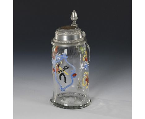 Bierkrug mit Emailmalerei. Ende 18. Jh.Farbloses, leicht schlieriges und blasiges Glas. H 20 cm. Walzenkrug mit Bandhenkel un