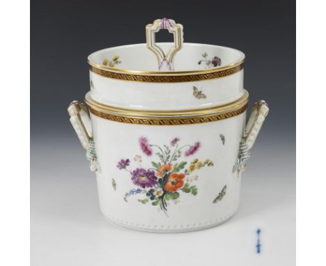 Eisgefäß mit Blumen- und Insektenmalerei. KPM Berlin. Zeptermarke, um 1800.             Polychrom bemalt. H 22,5 cm.         