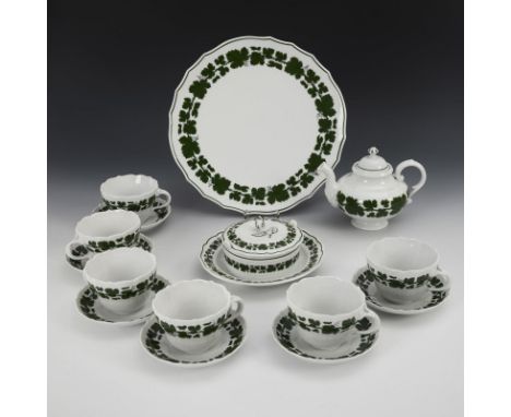 15 Teile eines Kaffee-/Teeservice mit Weinlaubdekor. Meissen. Schwertermarke, 2. H. 20. Jh., überwiegend 1 Schleifstrich.    