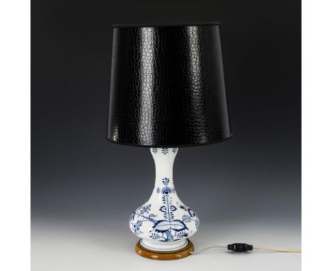 Zwiebelmuster-Tischlampe. Meissen. Knaufschwerter, ab 1850-1924.             Unterglasurblaue Malerei. H 61,5 cm.            