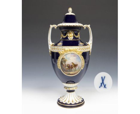 Seltene Kobaltfond-Deckelvase. Meissen. 1935-1947. Modell-Nr. K 107 (neue Form-Nr. 51238).Höhe: 41 cm. Modell von Ernst Augus