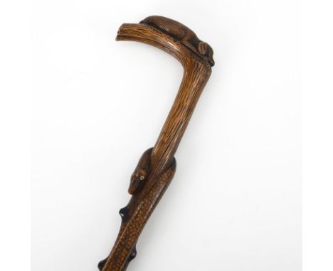 Geschnitzter Spazierstock mit Tieren. Um 1900.             Holz nussbaumfarben gebeizt. L 91 cm.             Aus einem Stück 