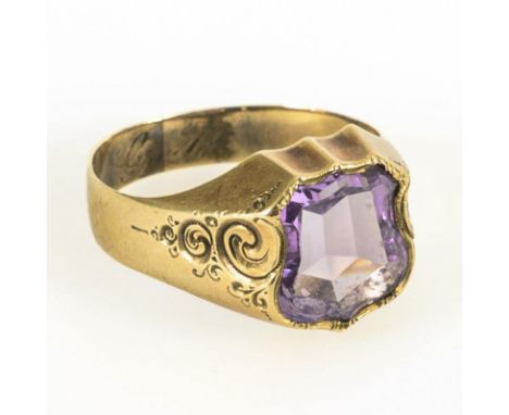 Ring mit Amethyst, um 1900.             Gelbgold 333 gestempelt. Ringgröße 70. 5,6 g.             Ring mit in Wappenform gesc