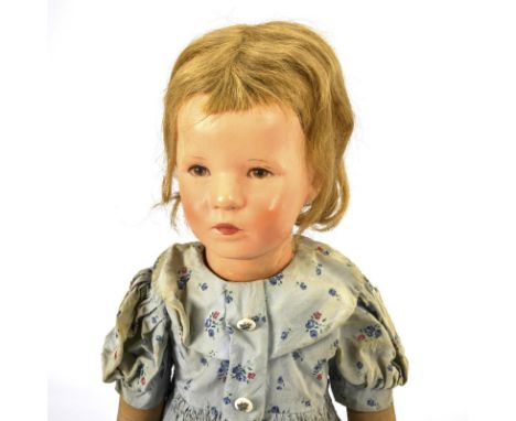 Blondes Puppenmädchen. Käthe Kruse. Unter dem linken Fuß undeutlich gestempelt. Ab 1930.L 50 cm. Typ VIII. Kurbelkopf mit ein