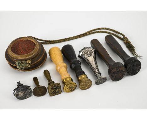 1 Siegelkapsel, 7 Petschafte, 1 Berlocke.             Ø Kapsel 6 cm, L Petschafte maximal 8,5 cm.             An geflochtener