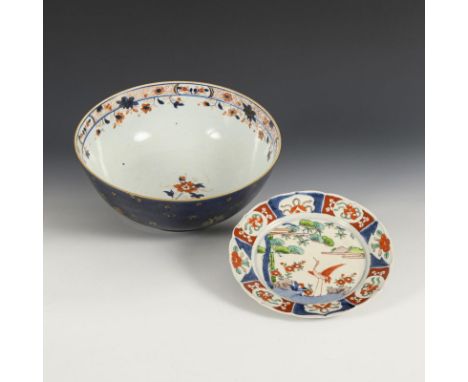 Große Schale und Teller im Imari-Stil.                         Schüssel mit goldbemaltem, nachtblauem Außenfond. Innen dezent