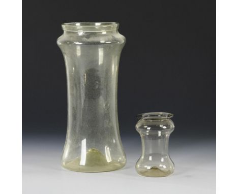 2 Albarelli.             1x hellgrünens, feinblasiges Glas, 1x hellbraunes Glas. H max 27,5 cm.             1x großer Albarel