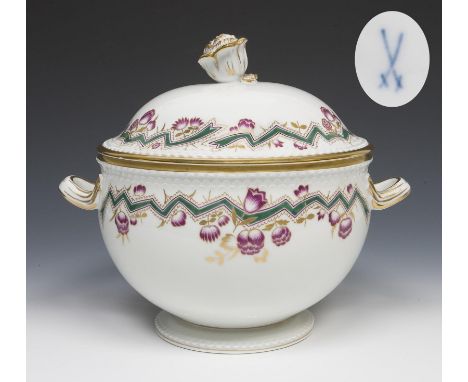 Große Art déco-Terrine. Meissen. 1935-1947. Modell von.                     NIEMEYER,             Adalbert    Höhe: 26,5 cm. 