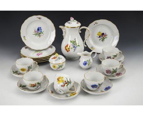 Kaffeeservice mit Blumenmalerei. Meissen. Schwertermarke, 2. H. 20. Jh., 2 Schleifstriche.             Polychrom bemalt, gold