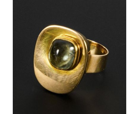 Designerring mit Farbstein.             Gelbgold 585 gestempelt. Ringgröße 59. 7,7 g.             Zargengefasster Cabochon, a