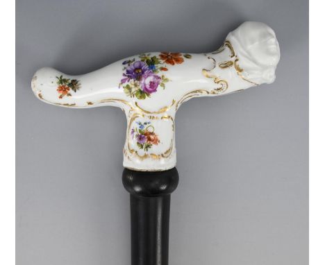 Gehstock mit Porzellangriff. Meissen. Marke nicht erkennbar, 2. H. 19. Jh.             Polychrom bemalt, goldstaffiert. Griff