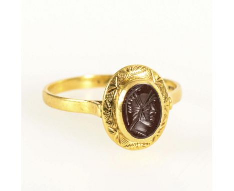 Gemmen-Ring.             Gelbgold 750 gestempelt. Ringgröße 54,5. 2,5 g.             Stein mit antikisierend geschnittenem Mä