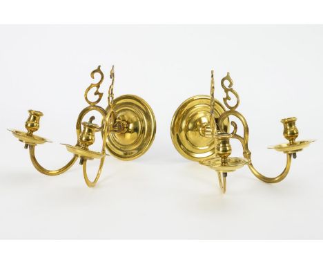 Paar 2-flammige Wand-Kerzenleuchter im Barock-Stil. Um 1900.             Bronze poliert. 25 x 28 x 26 cm. Gesamt 4,2 kg.     