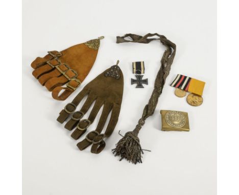 Konvolut Militaria.                         Koppelschloß "Gott mit uns" Krone / Ordensspange: 100. Geburtstag Kaiser Wilhelm 