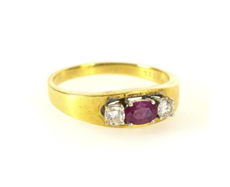 Ring mit Rubin und Brillanten.             Gelbgold 585 gestempelt. Ringgröße 61. 4,7 g.             Krappgefasster Rubin, fl