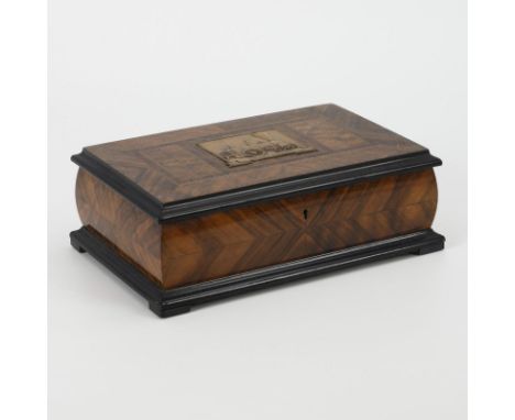 Schatulle mit Eisenbahn-Plakette. 1. Hälfte 20. Jh.             Nussbaum furniert/marketiert, Messing-Plakette, ebonisierte L